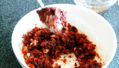 1. Этап. Осьминог по-корейски: Подготовим соус. Для этого смешаем соус-пасту из красного острого перца, чеснок, соевый соус и кунжутное масло. Можно добавить еще устричный соус и черный молотый перец.