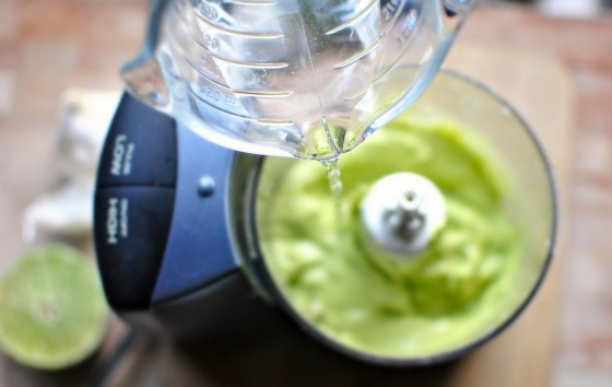 1. Этап. Заправка для салатов из авокадо: 7. Аккуратно перемешайте и добавьте немного воды, чтобы заправка была более жидкой. Еще раз взбейте — и все готово!