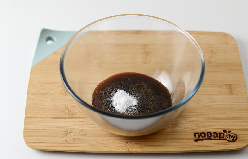 1. Этап. Вегетарианский медовик: Когда сахар полностью растворится, добавьте соду.