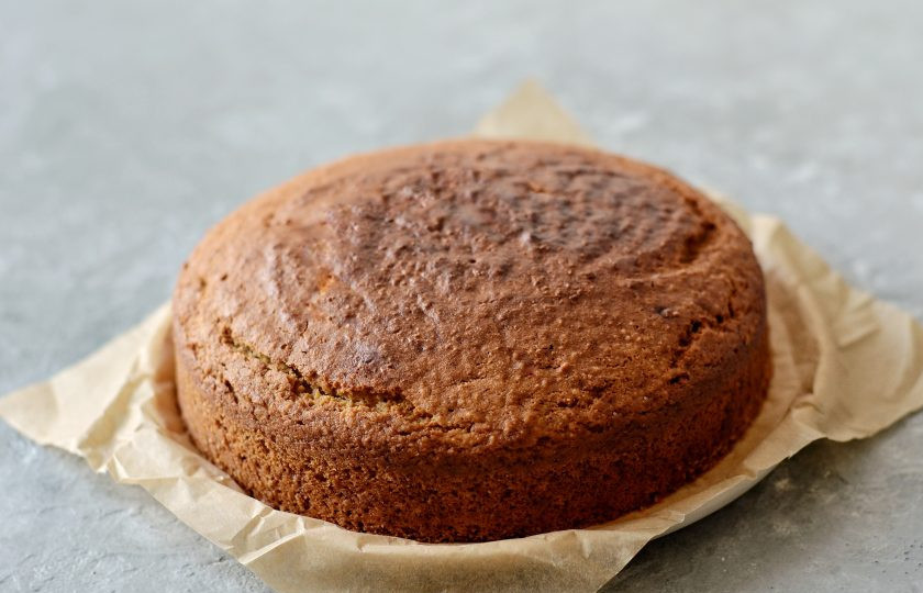 1. Этап. Торт из кокосовой муки: Достаньте бисквит из духовки, дайте постоять 5 минут, затем аккуратно ножом проведите между стенками формы и краями бисквита. Вытащите бисквит из формы и дайте полностью остыть.