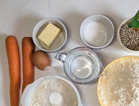 1. Этап. Морковные булочки Гулеродсбруд: Приготовить ингредиенты, взвесить муку, сахар и соль, а также семена подсолнуха и сливочное масло. Морковь помыть под проточной водой, 200 г моркови в чистом весе, хотя +/- 20 г 