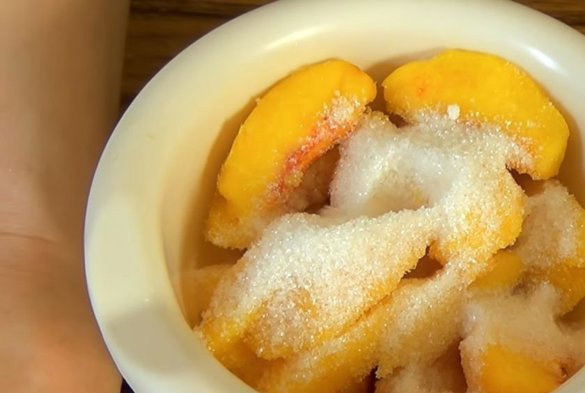 1. Этап. Персиковый сорбет: 2. Отправьте персики в морозилку на 1,5-2 часа, чтобы фрукты полностью замерзли. Замерзшие персики переместите в чашу блендера, добавьте к ним сахар и смешайте блендером до состояния пюре.