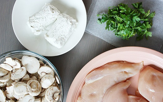 1. Этап. Грудка, фаршированная грибами и сыром: 1. Кроме основных ингредиентов в рецепт приготовления грудки, фаршированной грибами и сыром, можно использовать самые разнообразные специи и приправы. Свежую зелень при желании можно заменить сушеной.