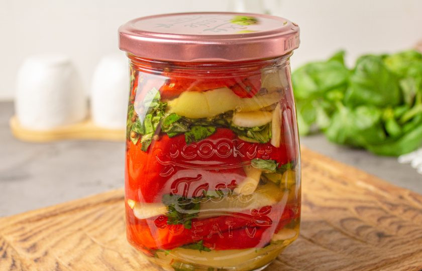 1. Этап. Перец с базиликом на зиму: Сразу плотно закупорьте стерилизованной крышкой, переверните вверх дном и оставьте до полного остывания.