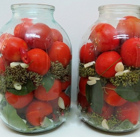 1. Stage. Salted tomatoes as barrel: In sterile jars, lay half of all leaves, garlic and pepper on the bottom, fill half the jar with tomatoes and lay out the remaining spices and herbs, put the tomatoes to the top.