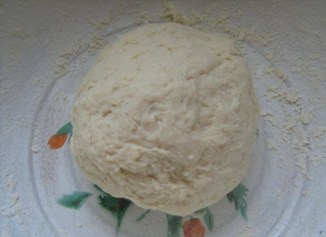 1. Этап. Галушки на пару: Замешиваем тесто для галушек. Сначала смешиваем все сухие ингредиенты - муку, соль,сахар и соду. Затем добавляем яйца и кефир. Тесто не должно быть очень густым, но и не должно липнуть к рукам. При необходимости, количество муки можно увеличить.