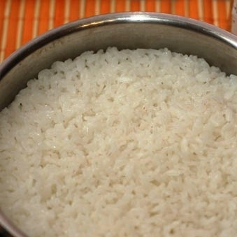 1. Этап. Футомаки с омлетом и шиитаке: Только после этого принимаемся за варку риса. Заливаем рис холодной водой в соотношении 1:1,2 доводим до кипения на большом огне, после чего накрываем крышкой и варим еще 12-13 минут на медленном огне. Затем снимаем с огня, но крышку не снимаем - пускай настоится. В самом конце, когда рис немного остынет, добавляем в него соль, сахар и рисовый уксус.