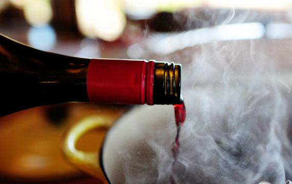 1. Этап. Ребрышки с вином и сливками: 2. Влить вино и мясной бульон в кастрюлю.