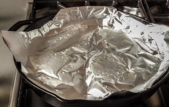 1. Этап. Куриная грудка на второе: Выньте куриные грудки из маринада и позвольте избытку стечь. Разогрейте сковороду на среднем огне. Когда растительное масло разогреется, выложите грудки кожицей вниз.