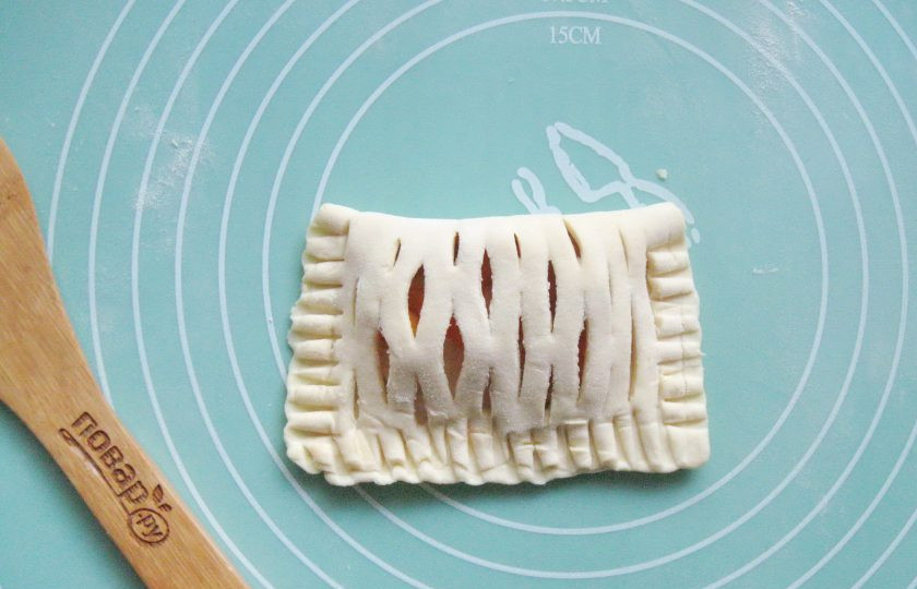 1. Этап. Слойки с творогом и абрикосами: Накройте другой половиной теста и закрепите тщательно края, прижимая кончиками вилки.