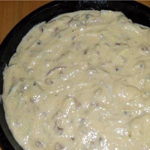 1. Этап. Кекс с яблоками: 5. Залить яблоки оставшимся тестом. Духовку прогреть до 180-200 градусов. Выпекается кекс около 50 минут.