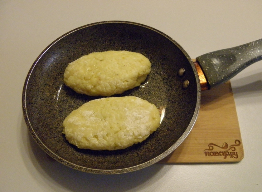 1. Этап. Зразы картофельные с грибами: На сковороде разогрейте растительное масло, обжарьте в нем зразы до красивой золотистой корочки.