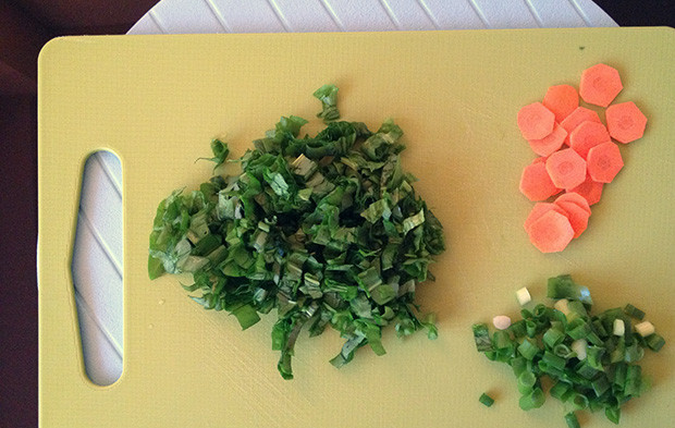 1. Этап. Cуп щавелевый с говядиной: Говядину доводим до кипения, затем уменьшаем огонь. Пену снимаем, затем делаем слабый огонь и варим около часа. Картофель нарезаем кубиками, щавель и зеленый лук мелко рубим, морковь нарезаем кружочками. Сначала в кастрюлю кладем картофель, через 10 минут все остальное.