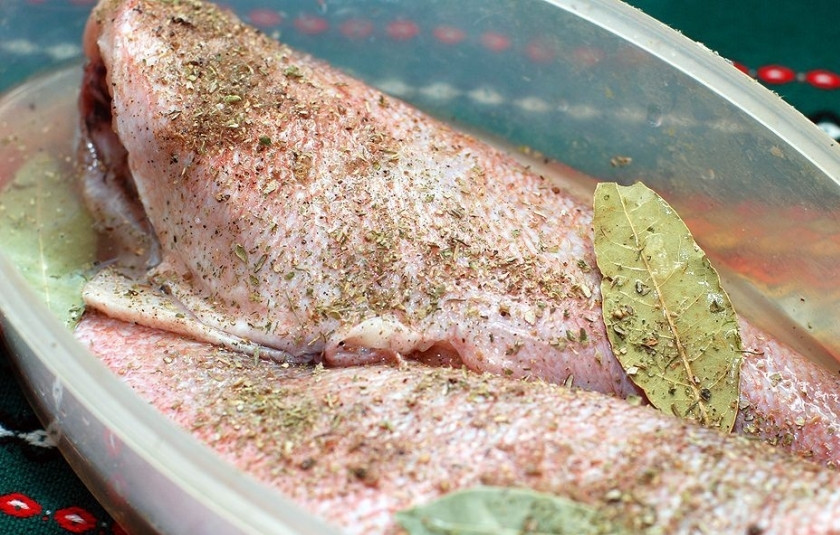 1. Этап. Запеченный окунь: Рыбу хорошенько натираем специями, особенно хорошо натираем полость рыбы. Складываем в удобную посудку, кладем несколько лавровых листов, заливаем белым вином и выдавливаем сок половины лимона. Оставляем на час, затем рыбу переворачиваем в маринаде и оставляем еще на час.