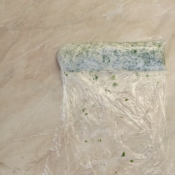 1. Этап. Курица, запеченная по-особому: Полученную массу выложить в мешочек или на пищевую пленку, придать форму колбаски и убрать ненадолго в морозилку.