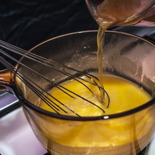 1. Этап. Винный соус: Затем добавьте в соусницу бульон. Взбейте венчиком до однородности и поварите пару минут.