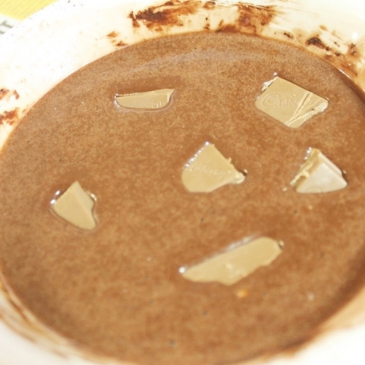 1. Этап. Торт в микроволновке: Добавляем кусочки шоколада.