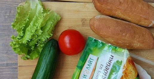 1. Этап. Бутерброд Хот-дог с холодным кофе: Теперь про бутерброд. Я его сделала в форме хот-дога, только с ветчиной и без соуса. Выбор мясного изделия не случаен: бутерброд холодный, а холодный хот-дог невкусный. Булочки пекла по рецепту https://www.povareno k.ru/recipes/show/82 455/ Ветчина из индейки.