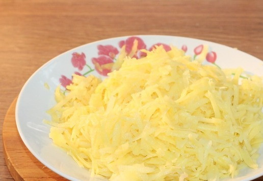 1. Этап. Сочные, нежные котлеты с добавлением картофеля: 7. Картофель натрем на крупной терке.