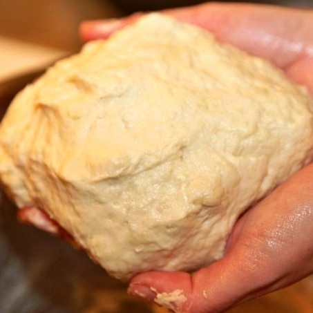 1. Этап. Пирожки со шпиком: Замешиваем тесто. Оставляем его подниматься - часа в теплом месте будет достаточно.