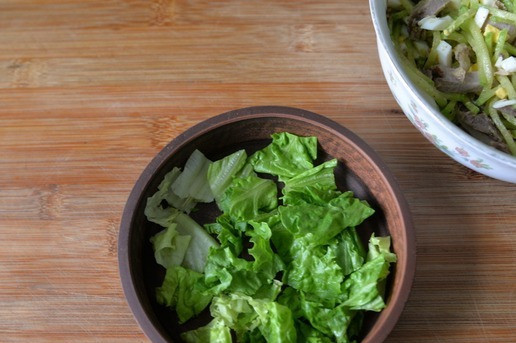 1. Этап. Салат с индейкой Хоритаки: Для подачи салата берём блюдо (тарелку), в котором будете подавать салат. Кладём порванные (порезанные) листья салата.