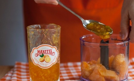 1. Этап. Постное суфле: Мякоть хурмы поместите в чашу блендера, добавьте апельсиновый джем, измельчите-перемешайте все до однородной массы.