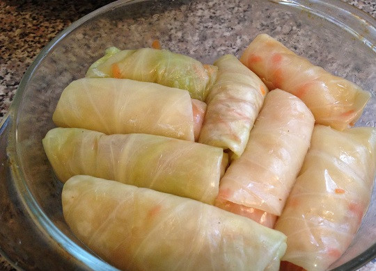1. Этап. Маринованные голубцы с морковкой: 8. Аккуратно сверните и выложите голубцы в глубокую мисочку.