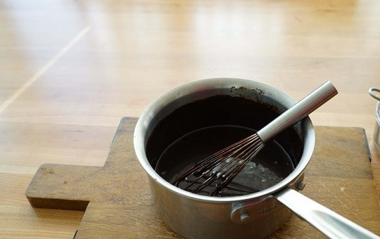 1. Этап. Глазурь из шоколада: 4. Взбейте как следует венчиком.