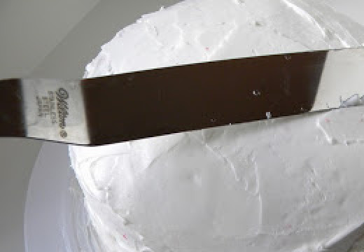 1. Этап. Торт Капитан Америка: 4. После того, как промажете все коржи, выровняйте крем четко по поверхности. Я это делаю металлической лопаточкой.