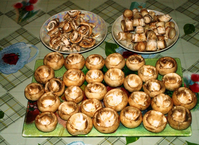 1. Этап. Грибы, запеченные с сыром в духовке: Отрежьте у грибов ножки и выньте с помощью ложки мякоть из шляпок.