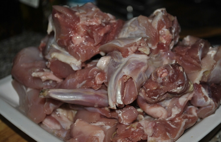 1. Этап. Кролик в сметане в горшочке: Кролика разделать на небольшие кусочки. Натереть солью и перцем.