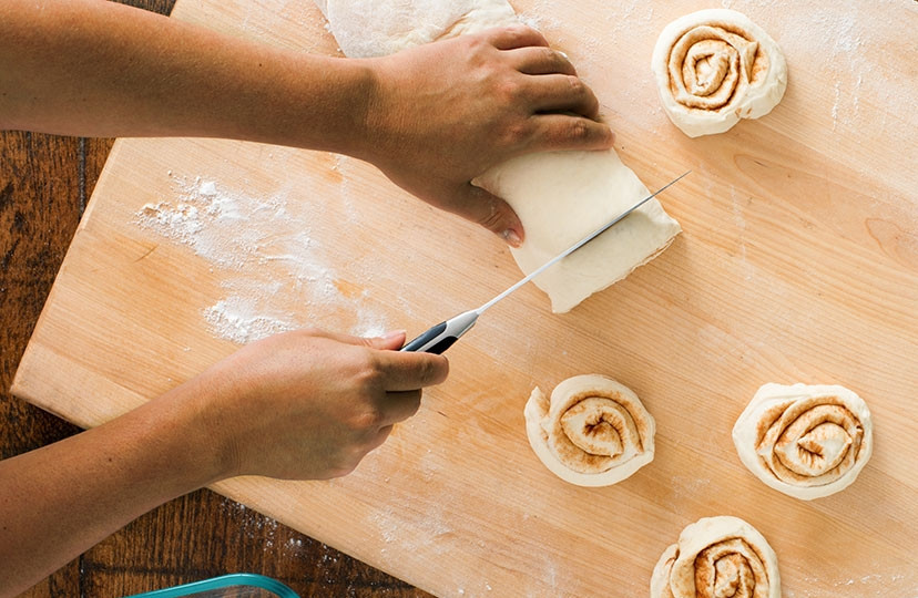 1. Этап. Улитка с корицей (оригинальный рецепт): Нарезаем рулет на кусочки толщиной в 2,5 см.