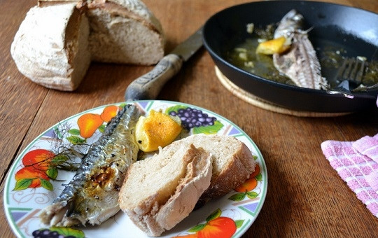 1. Этап. Скумбрия в духовке: 4. Вот и все, получилось очень вкусно, аппетитно, полезно и без особых хлопот. Подавайте рыбу к столу с соусом, гарниром, овощами или хлебом. Приятного аппетита!