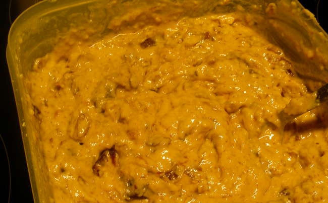 1. Этап. Кекс с сухофруктами на кипятке: Смешиваем между собой сухие ингредиенты: ванилин, муку и разрыхлитель теста. Добавляем сухую смесь к жидкой яично-фруктовой массе. Тесто перемешиваем ложечкой.