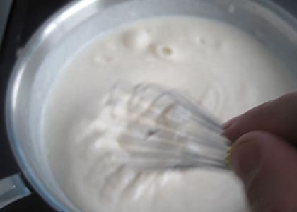 1. Этап. Сырные ньокки: Влейте молоко, посолите, поперчите, добавьте мускатный орех. Варите соус, постоянно помешивая, до загустения.