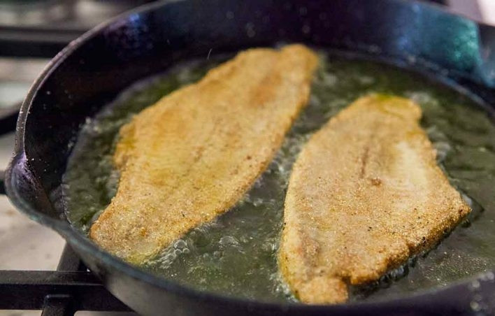 1. Этап. Жареная зубатка: 4. Обжаривайте с каждой стороны 2-4 минуты до образования румяной корочки.