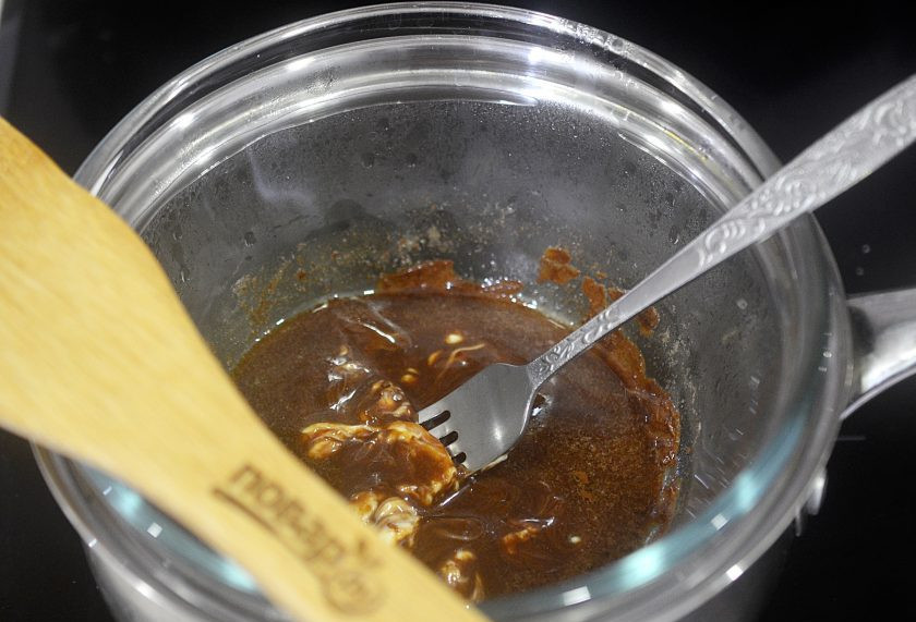 1. Этап. Лава кейк: 3. Растопите шоколад с маслом.