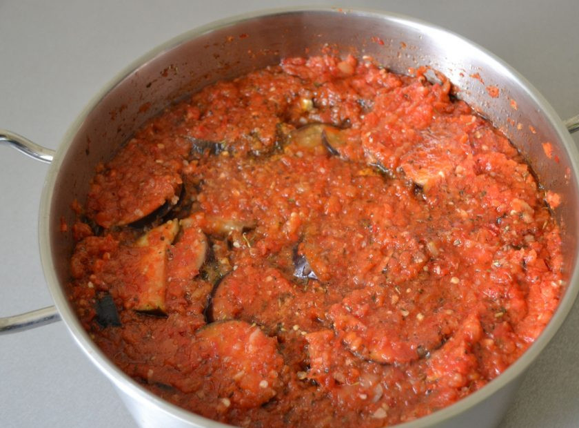 1. Этап. Закуска Кобра: Через 20 минут влейте ускус, проверьте достаточно ли соли и сахара, тушите еще 10 минут. Пока закуска тушится, подготовьте банки, промойте их с пищевой содой и простерилизуйте над кипятком. Разливайте закуску по банкам в горячем виде. Закройте крышками и поставьте остывать под одеялом.