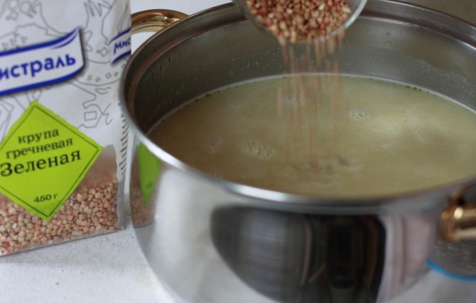 1. Этап. Белый борщ: Вливаем белый борщ в кастрюлю, добавляем гречку и сливки. Соль и перец по вкусу. Варим суп до полной готовности гречки, примерно 20 минут.