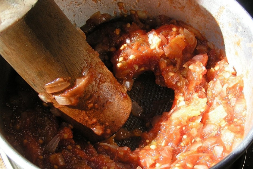 1. Этап. Домашний кетчуп в мультиварке: 2. Теперь при помощи ступи перетираем все содержимое, чтобы получилась однородная консистенция. Выставим таймер на час и 15 минут в режиме 