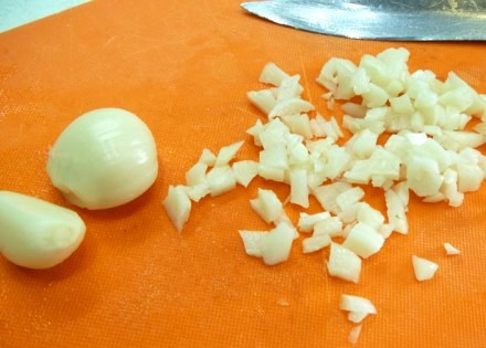 1. Этап. Отбивные из телятины в духовке: Затем чистим и измельчаем чеснок.