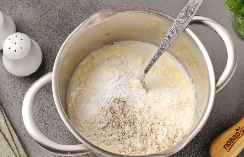 1. Этап. Творожные лепёшки с сыром и зеленью: Добавьте молоко, муку, соль и разрыхлитель. Перемешайте.