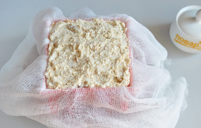 1. Этап. Ванильная пасха с печеньем: 6. Формочку застелите марлей, переверните и поставьте в глубокую тарелку. Наполните творожной массой, слегка утрамбовывая.