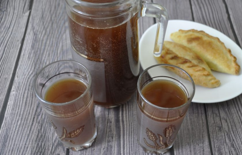 1. Этап. Квас на ржаной закваске: Слейте квас в кувшин, у него уже нет привкуса дрожжей, он вкусный, шипучий, приятно освежает. А оставшаяся гуща будет основой для нового кваса и так до бесконечности, пока не надоест. Если вы хотите приготовить квас для окрошки, просто уменьшите количество сахара. С Наступающим вас летом, друзья, вкусных и полезных напитков!