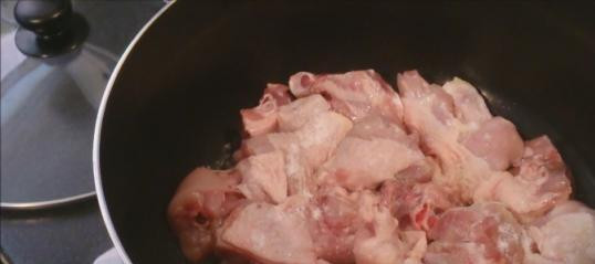 1. Этап. Плов из окорочков: 2. Солим мясо и отправляем жариться его на сковороду. Для жарки возьмите растительное масло.
