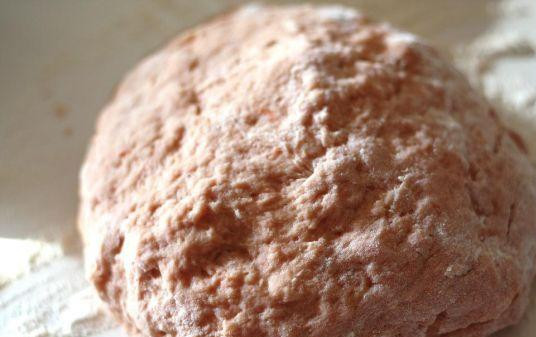 1. Этап. Томатные пряники: Тесто получиться розового цвета и очень мягкое на ощупь. Стол обильно посыпать мукой и раскатать из теста лепешку.