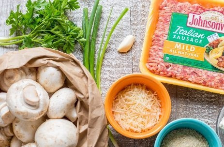 1. Этап. Грибы, фаршированные фаршем и сыром: 1. Ингредиенты для этого блюда представлены перед вами. Нам понадобятся шампиньоны, фарш, творог, сливочный сыр, чеснок, зелень и панировочные сухари.