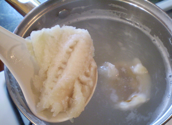 1. Этап. Рыбный суп для детей: 2. Сначала отвариваем рыбу. Для этого кладем филе в кипящую воду и варим до готовности. Минут 20 для хека или минтая достаточно. Воду посолить по вкусу, лучше много не солить для детей.