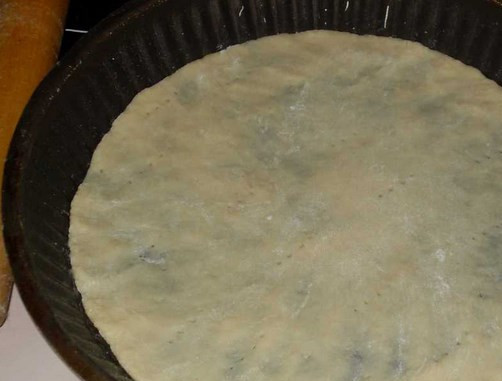 1. Этап. Торт на 30 лет: Раскатываем тесто и выравниваем под форму, смазанную маслом. Печем коржи минут 8 при 200 градусах. Проткните их вилкой, чтобы не вздулись.