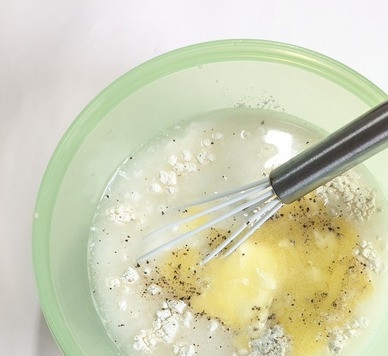 1. Этап. Запеканка с лососем и рожками: Смешать рыбный бульон со сливками, лимонным соком, мукой и растопленным сливочным маслом. У меня не было бульона, я добавила в воду устричный соус, получилось тоже хорошо.